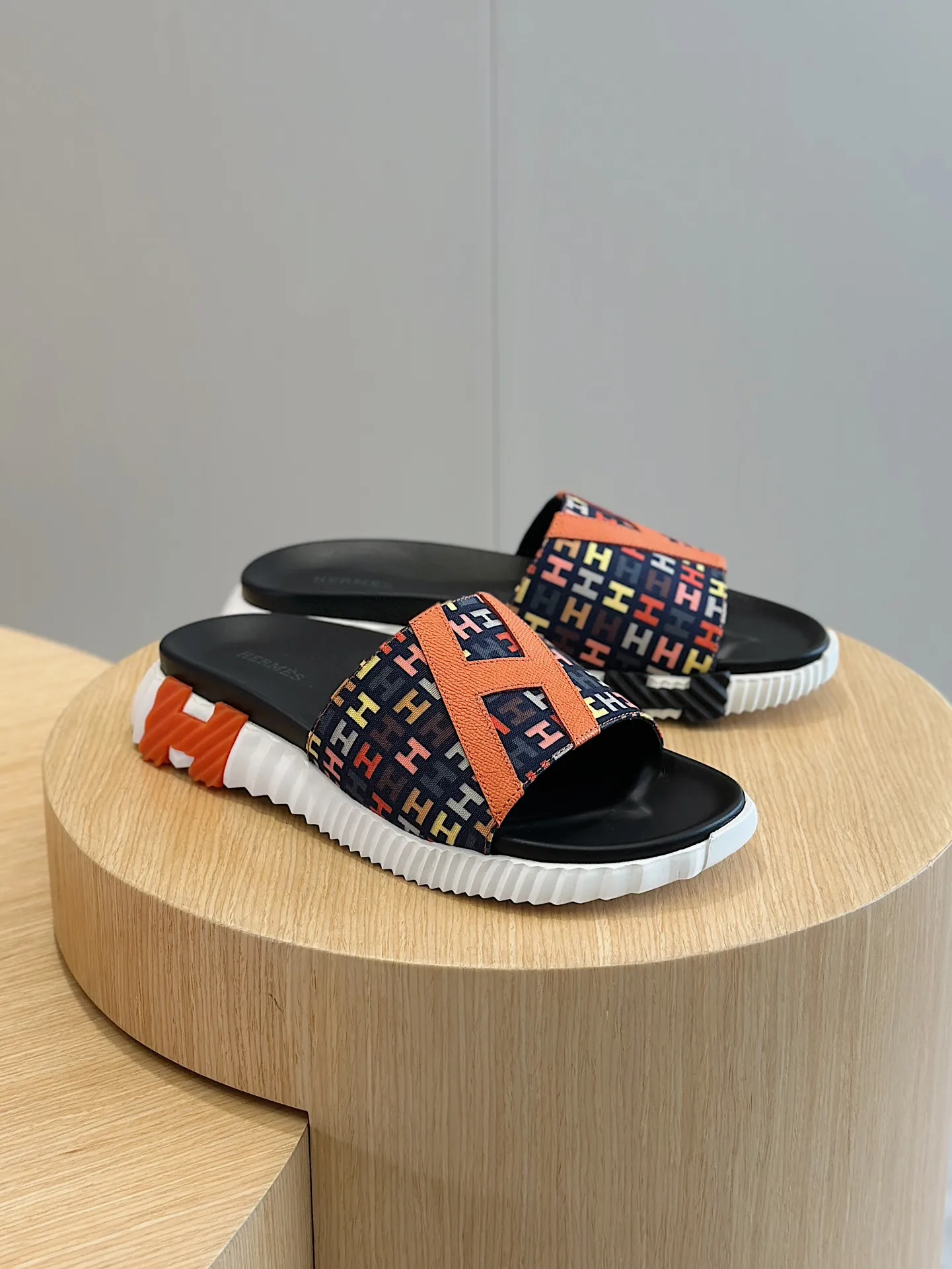 Factory price: 360💰Hermès [HERMÈS] Top Herme*H Home Hermès Men's Sandals and Slippers-Original Reproduction. Purchase the original version and make it one to one. The outsole is privately molded. The color of the outsole corresponding to each color is the same as the original version. Come to those who know the stuff 💪 The ultra-light soles are designed in contrasting colors, and they feel so comfortable on your feet! Calfskin, cowhide feet, private model outsole. Size: 39-44 (customized at 38.45)